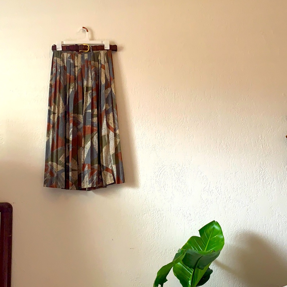 Vintage midi pleated skirt.
